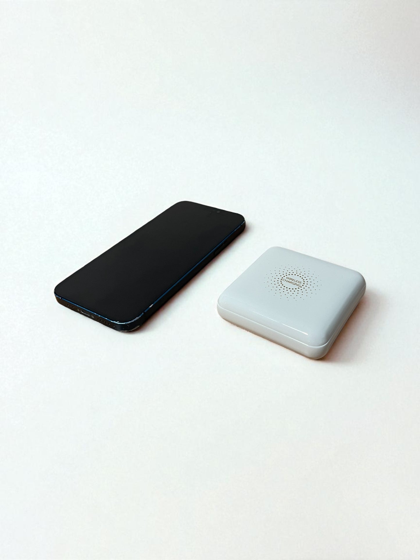 Super Mini Magnetic Wireless Charger – Pocket-Sized MagSafe Power Bank for iPhone